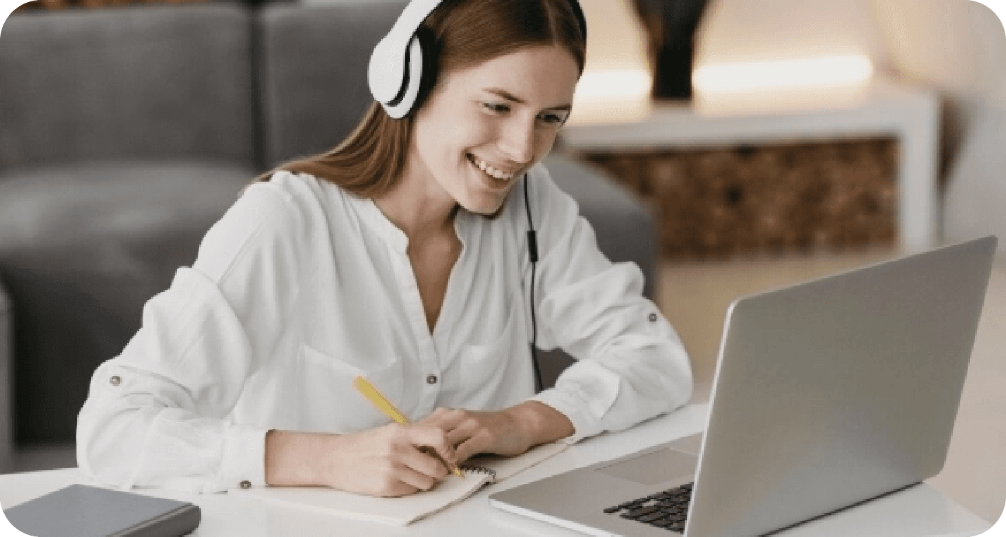 smiling-woman-on-pc